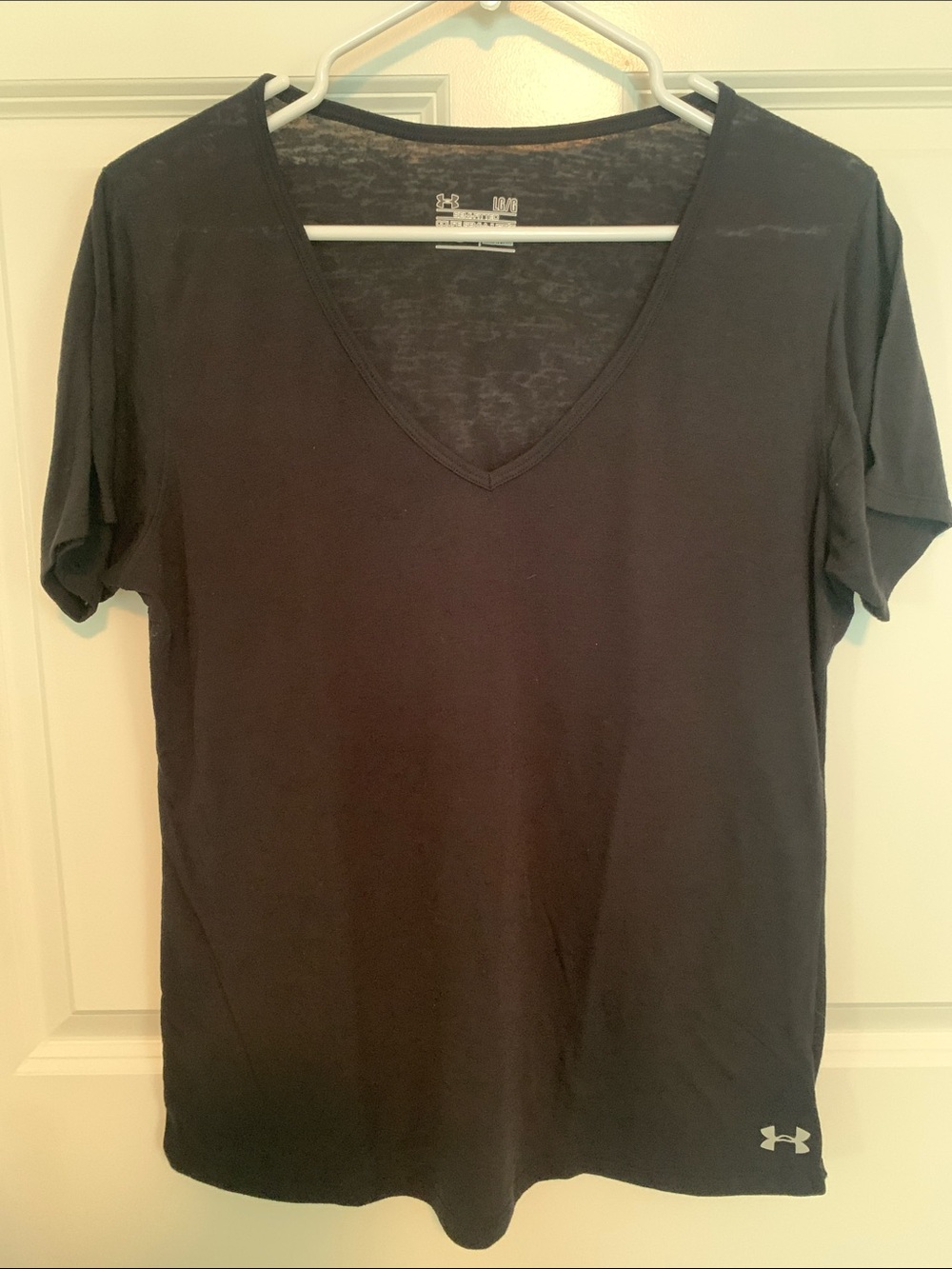 Under Armour Women’s Black V-Neck Athletic Large Tee
